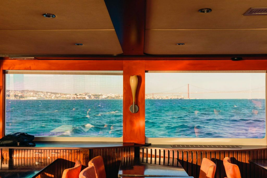 Lisboa: Paseo en barco por el Tajo al atardecer + Música en directo + Bebida