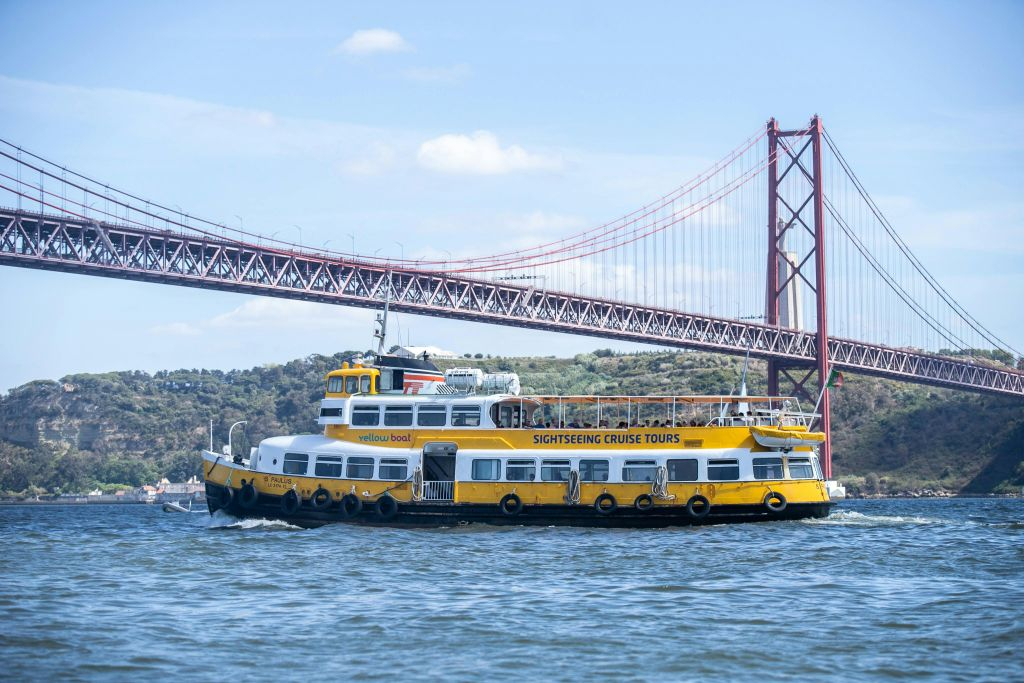 Lisboa: Paseo en barco por el Tajo al atardecer + Música en directo + Bebida
