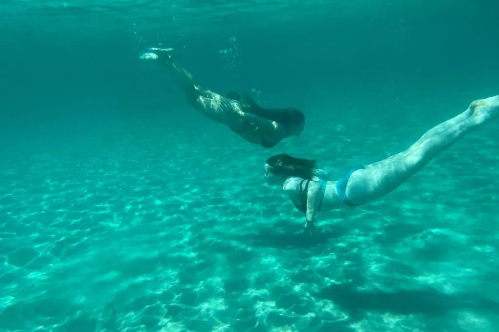 Cagliari: Tour guidato in barca + soste per nuotare + snorkeling + bicchiere di Prosecco