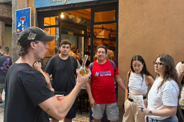 Barcelona: Guided Tapas Tasting Tour + Drinks