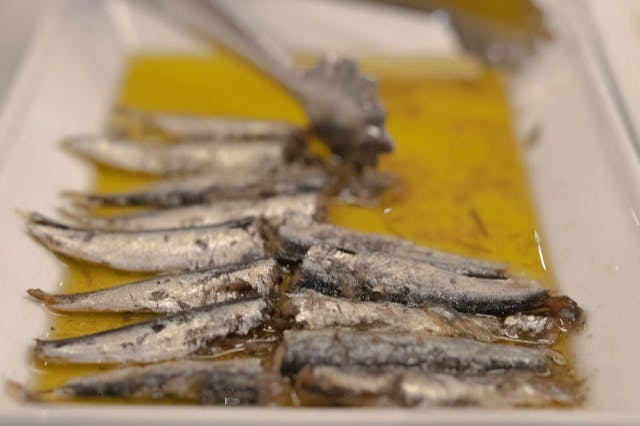 Barcelona: Guided Tapas Tasting Tour + Drinks