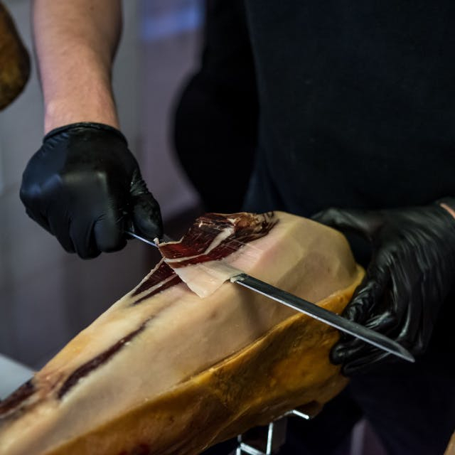 Barcelona: Guided Tapas Tasting Tour + Drinks