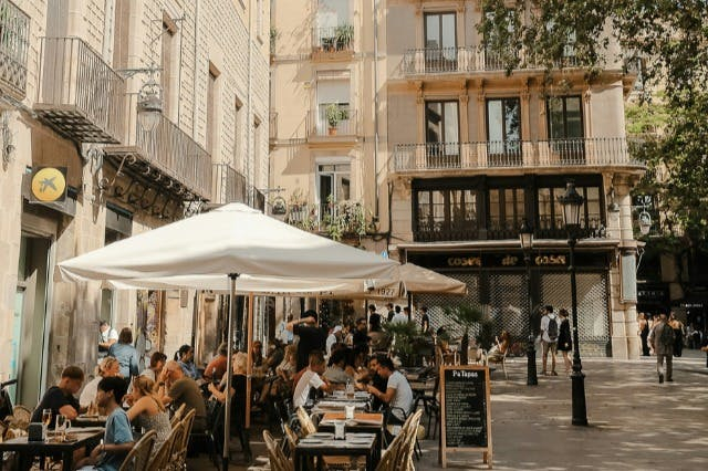 Barcelona: Guided Tapas Tasting Tour + Drinks