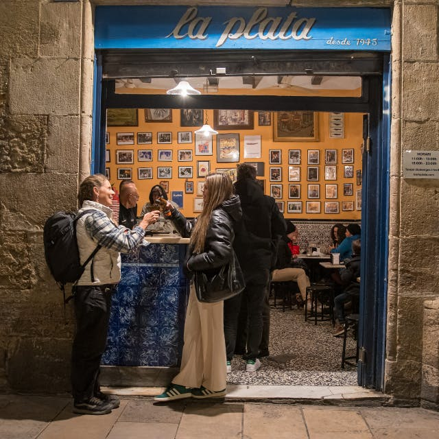 Barcelona: Guided Tapas Tasting Tour + Drinks