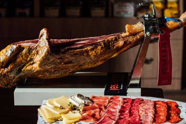 Barcelona: Guided Tapas Tasting Tour + Drinks