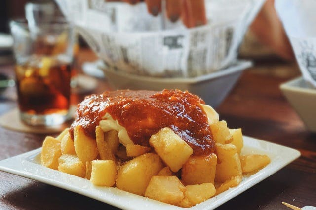 Barcelona: Guided Tapas Tasting Tour + Drinks
