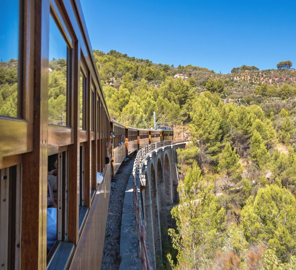 Recorrido por la isla de Mallorca: Autobús, tren, tranvía y barco