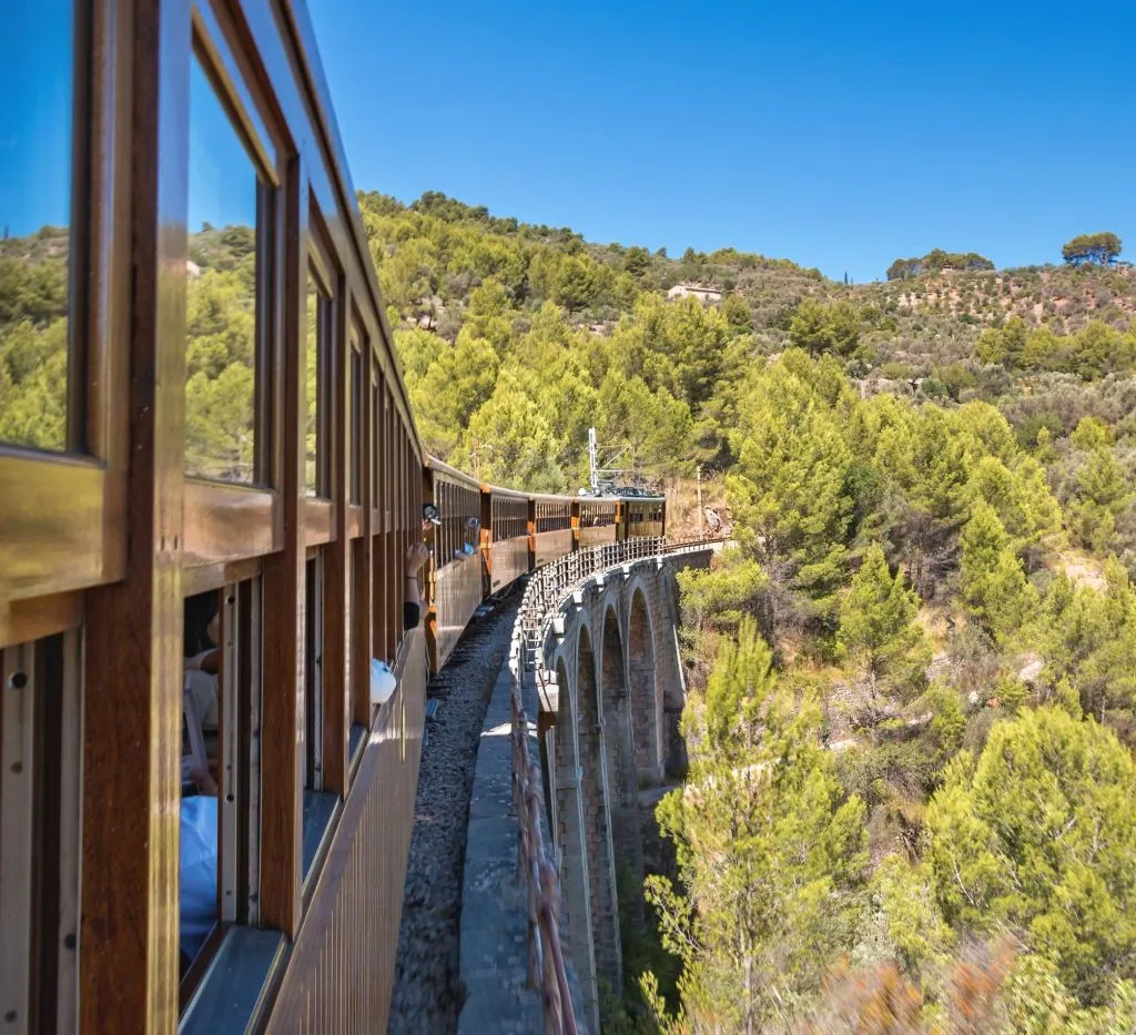 Recorrido por la isla de Mallorca: Autobús, tren, tranvía y barco