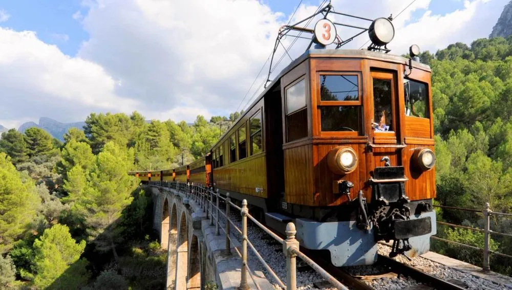 Recorrido por la isla de Mallorca: Autobús, tren, tranvía y barco