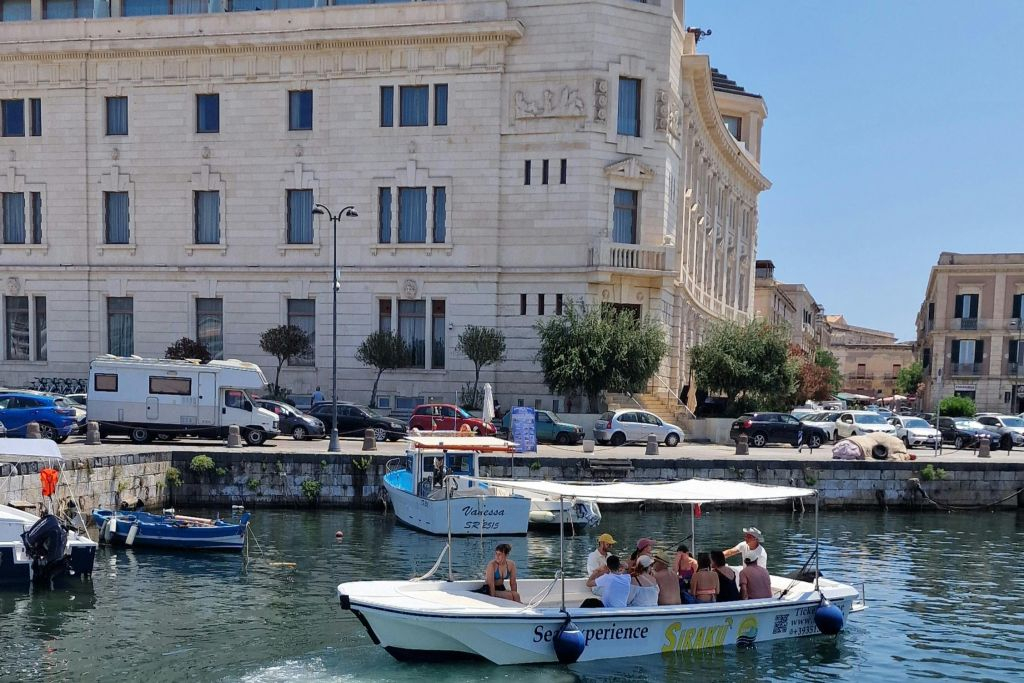 Ortigia: Tour guidato in barca + Snorkeling + Nuoto + Bevande