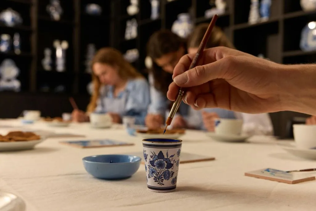 Amsterdam : Atelier de peinture sur carreaux bleus hollandais