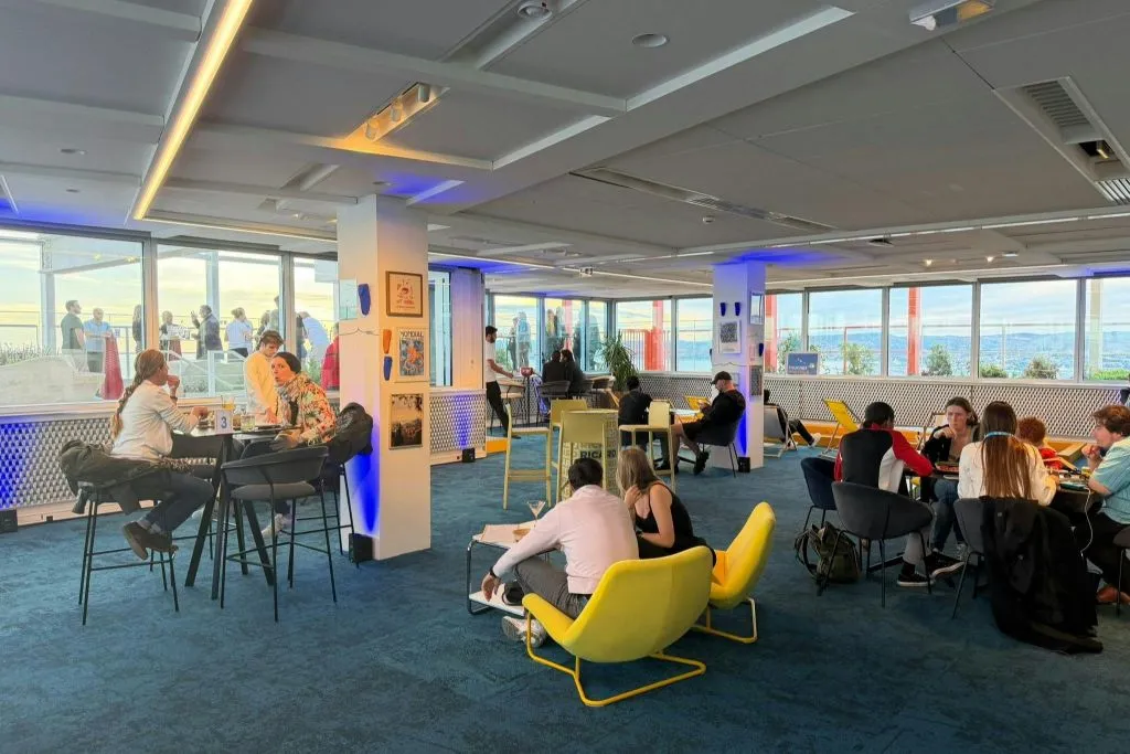 Sky Centre Marseille : Accès au 30ème étage