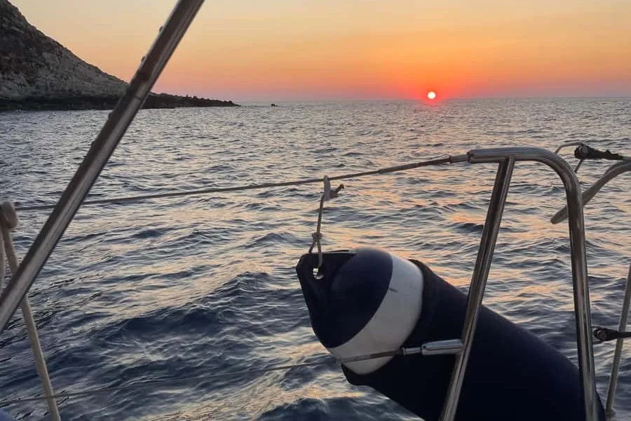 Palermo: Tour privato in barca a vela al tramonto + cena + vino