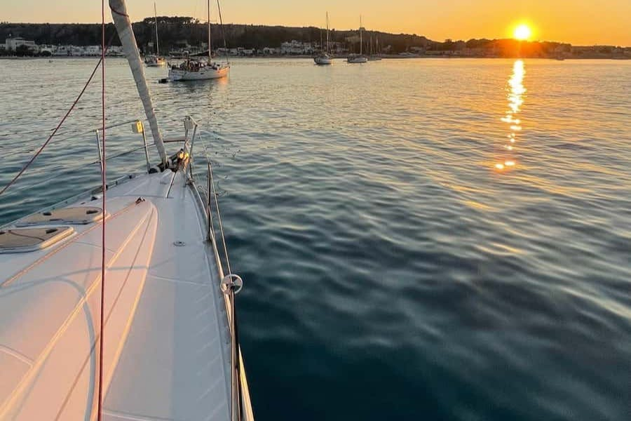 Palermo: Tour privato in barca a vela al tramonto + cena + vino
