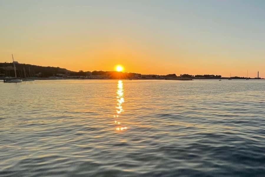 Palermo: Tour privato in barca a vela al tramonto + cena + vino