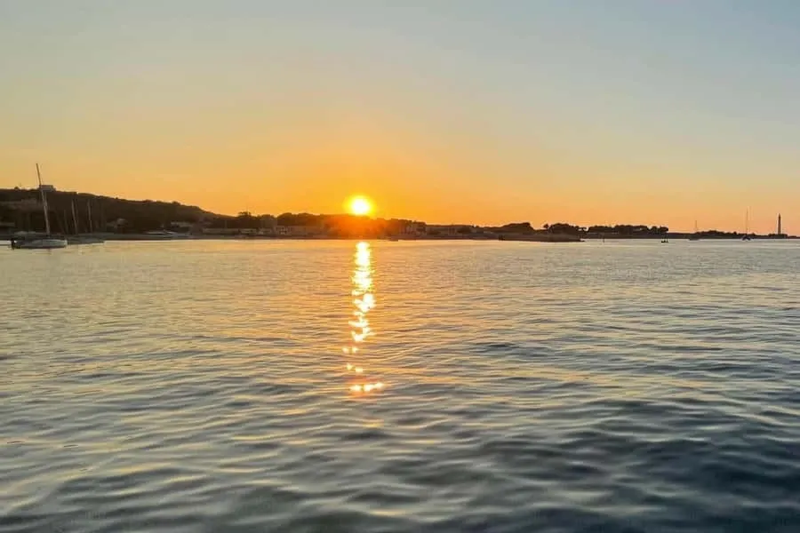 Palermo: Tour privato in barca a vela al tramonto + cena + vino