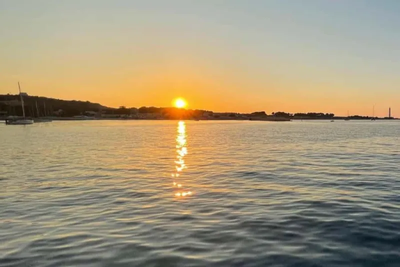 Palermo: Tour privato in barca a vela al tramonto + cena + vino