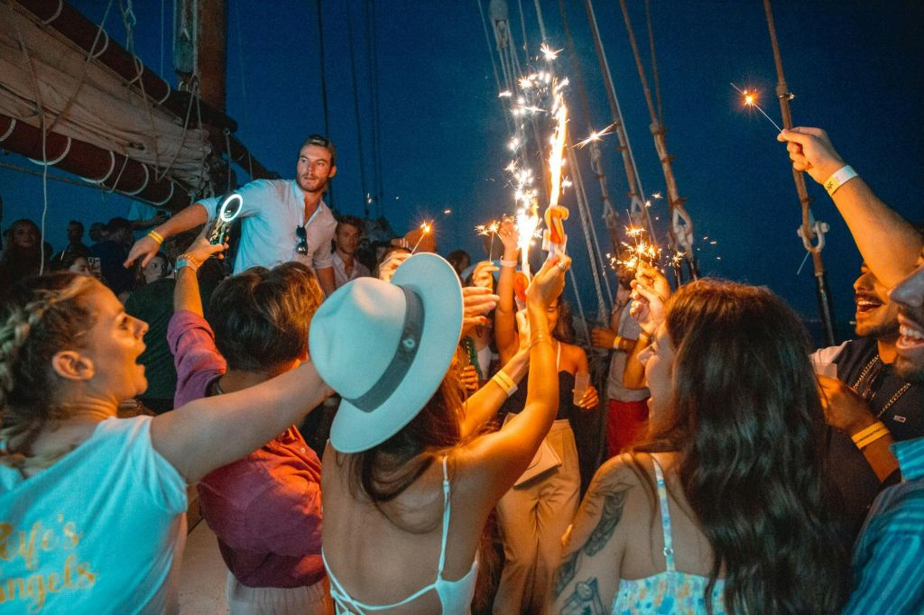 Lisbon: Sunset Boat Party + Live Music + Nightclub Entry