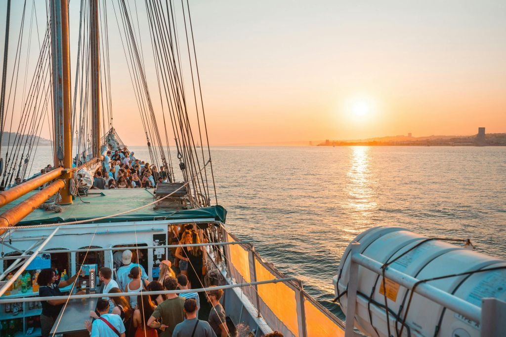 Lisbon: Sunset Boat Party + Live Music + Nightclub Entry