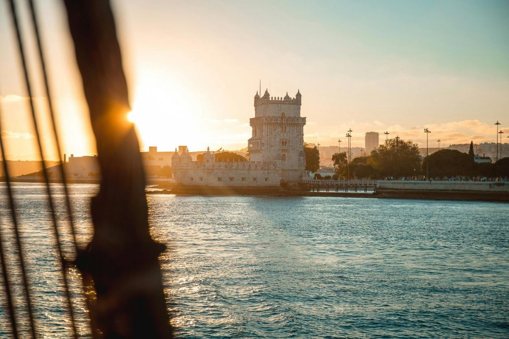 Lisbon: Sunset Boat Party + Live Music + Nightclub Entry