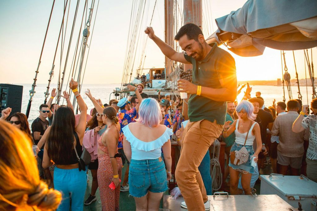 Lisbon: Sunset Boat Party + Live Music + Nightclub Entry