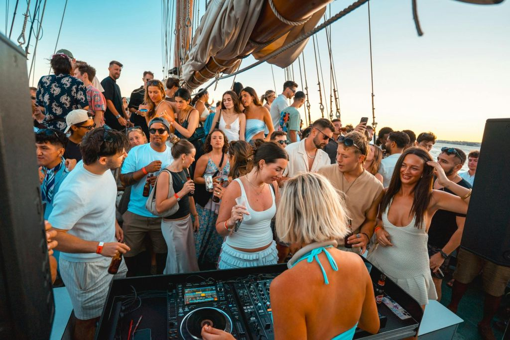 Lisbon: Sunset Boat Party + Live Music + Nightclub Entry