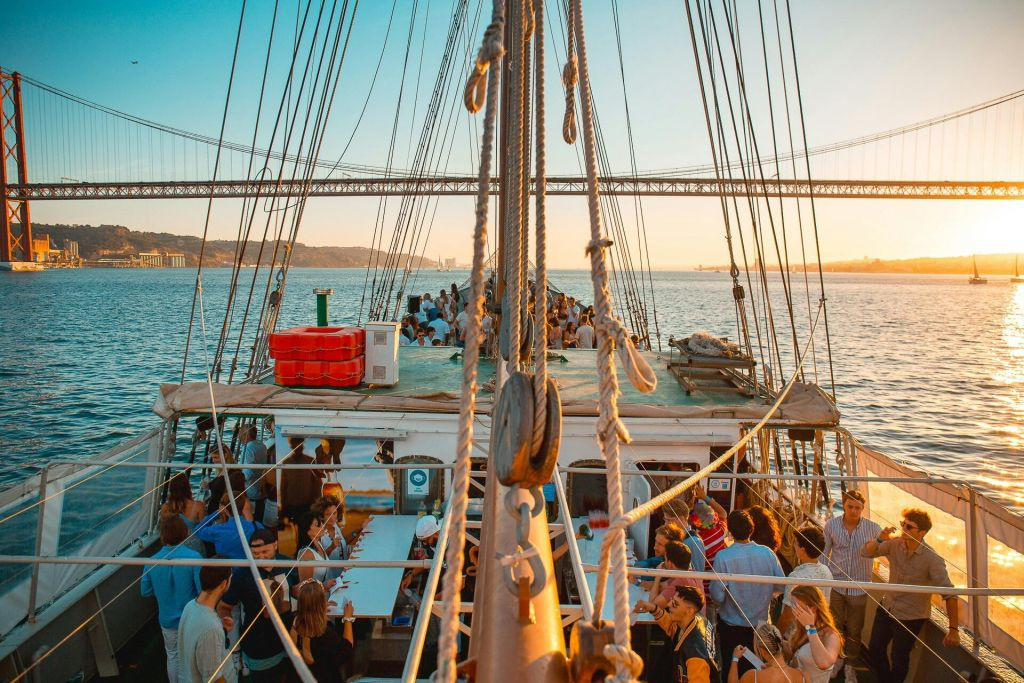 Lisboa: Fiesta en Barco al Atardecer + Música en Directo + Entrada a Discoteca