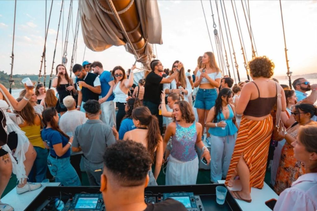 Lisbon: Sunset Boat Party + Live Music + Nightclub Entry