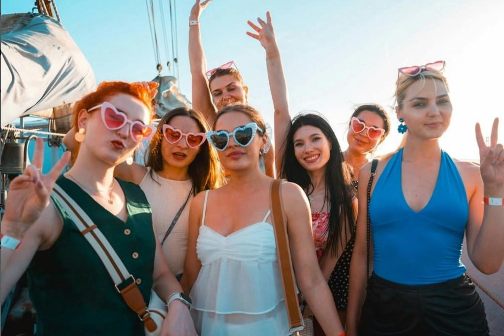 Lisbon: Sunset Boat Party + Live Music + Nightclub Entry